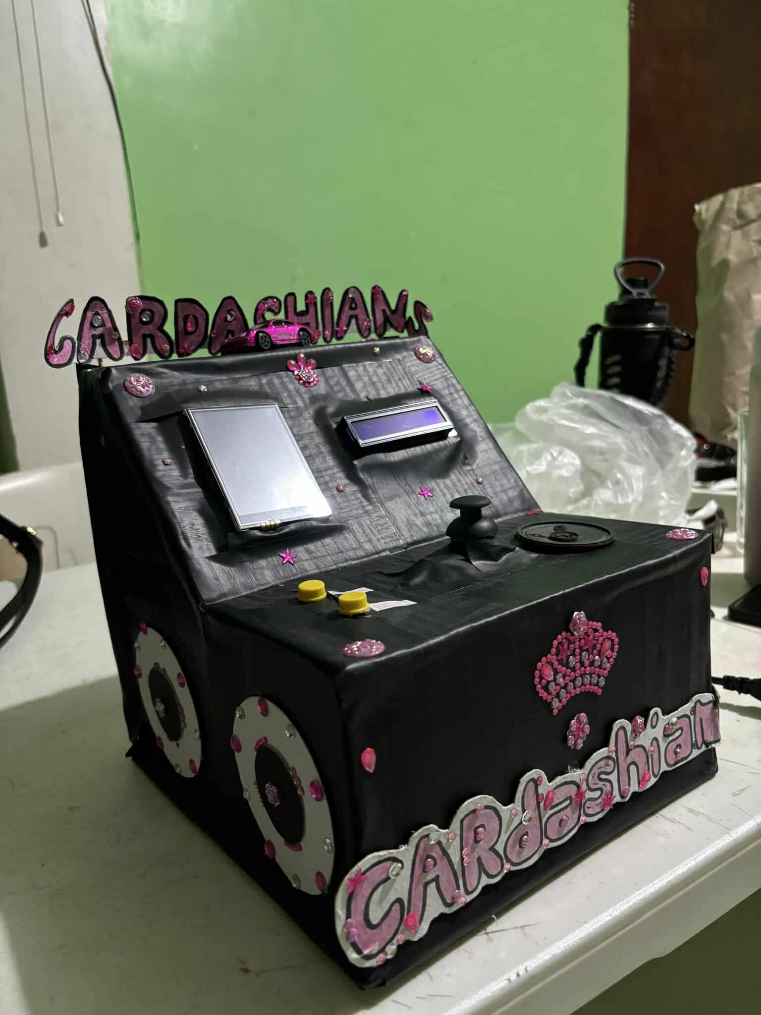 CARDASHIANS - Retro Arcade Car Game
